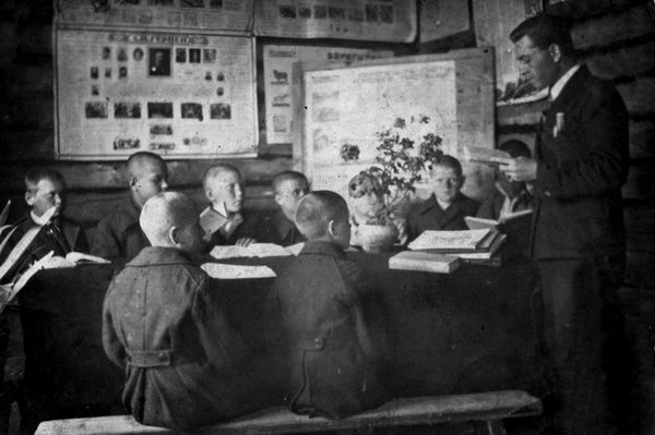 Александровский детский дом. Сидят по правую руку от учителя: Даша - вторая, Нюра - пятая. Фото 1934 года.