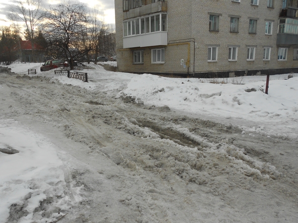 Снежная каша во дворе дома №8 по ул. Малышева.