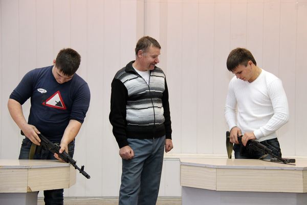 Призывники Виктор Егоров и Алексей Королев справились с разборкой-сборкой автомата. 