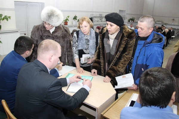 Граждане требовали от представителей Министерства ЖКХ Свердловской области, администрации и прокуратуры НТГО ответов на вопросы.