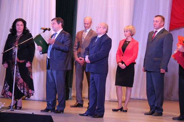  ​Глава округа Л.В. Тюкина (слева) принимает поздравления от глав соседних городов.