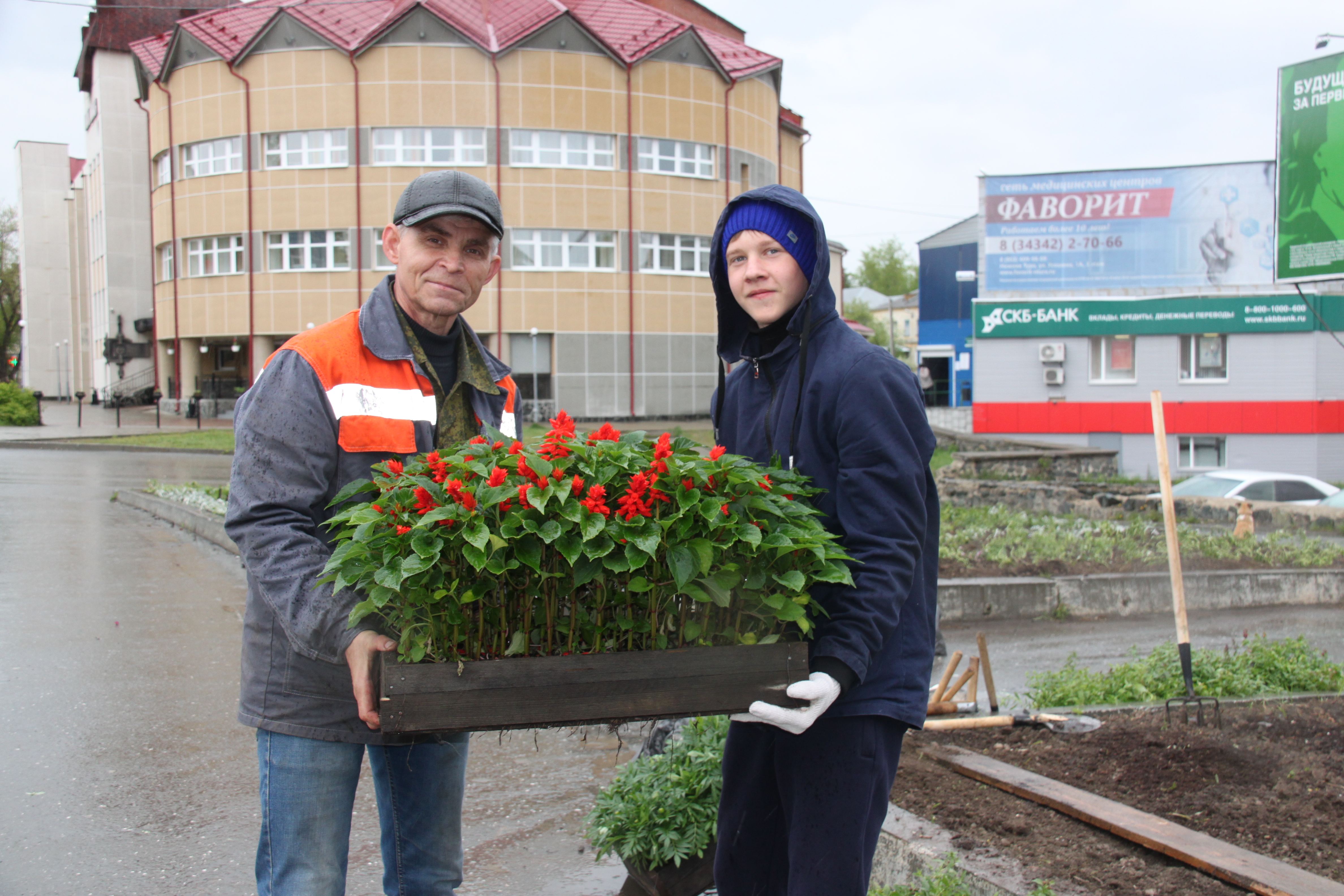 Городские клумбы взяли под шефство