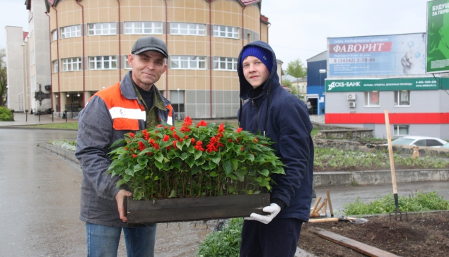 Лета красного не ждут, а творят своими руками. Анатолий Лагунов с волонтером Владимиром Лунеговым