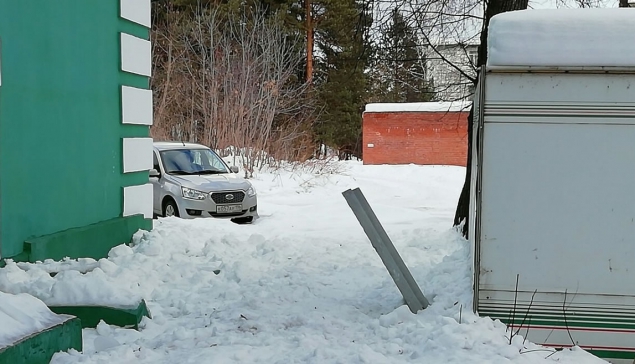 Шифер должен быть на крыше, но он почему-то в снегу