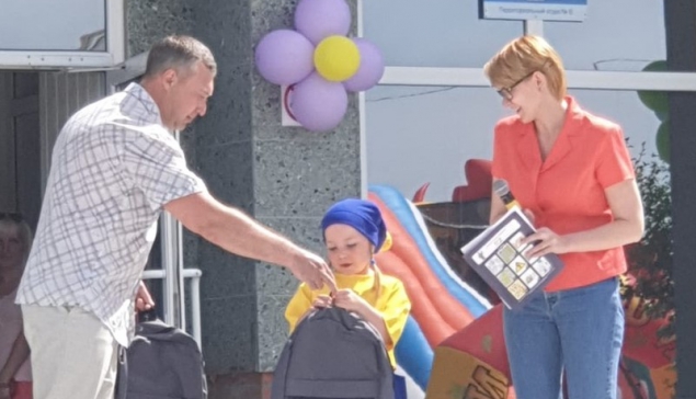 Представители «ЭнергосбыТ Плюс» Денис Бондарев и Виктория Огородникова вручают призы победительнице конкурса «Я и энергия» Эвелине Беляевой