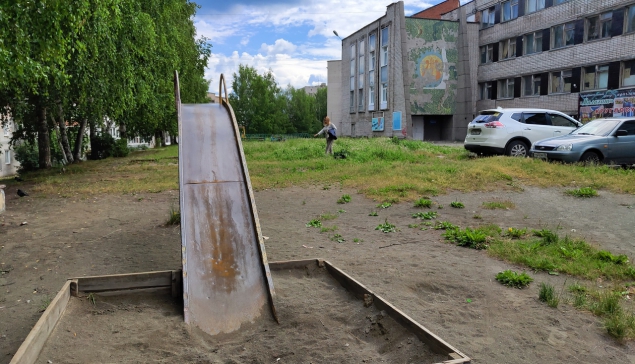 Во дворе рядом с «Малахитом» растет странный спортивный снаряд «два в одном» – горка, совмещенная с песочницей 