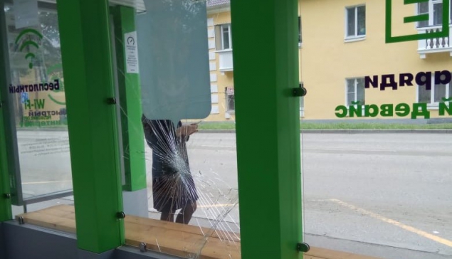 В ночь на 5 августа было разбито стекло на остановке по улице Ильича