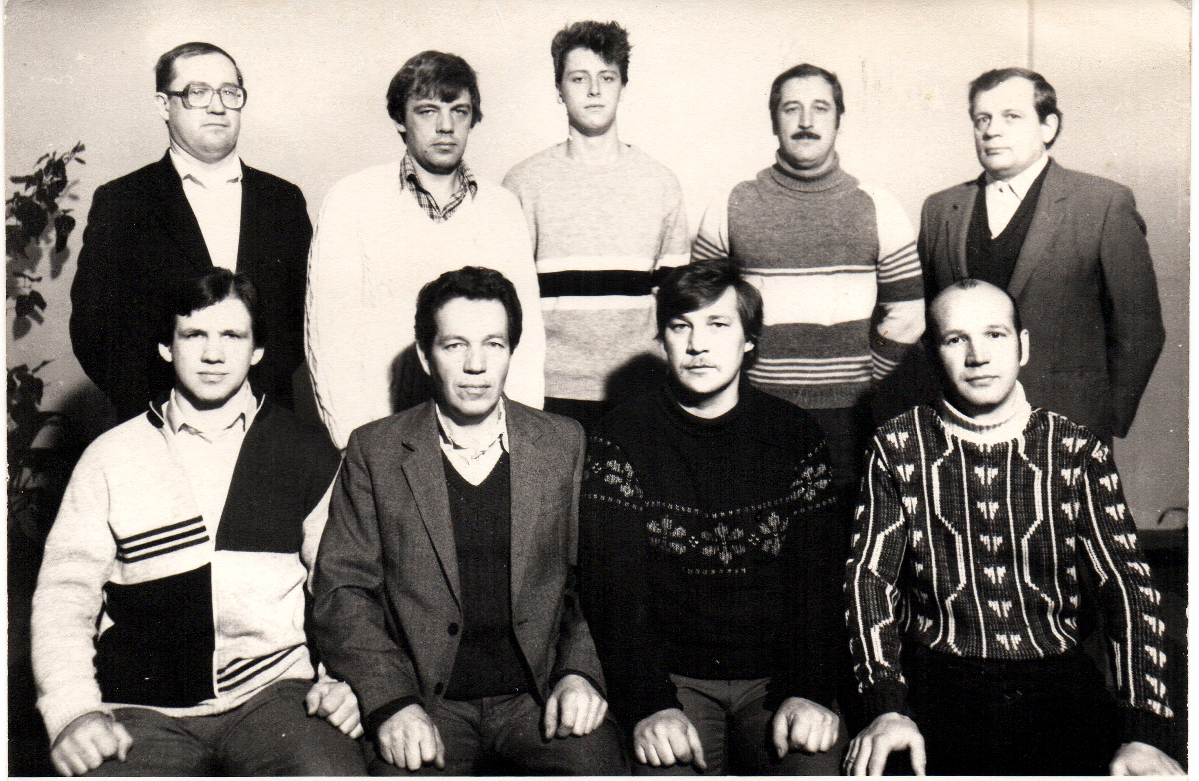 1981 год. Бригада, в которой работал А. А. Бузунов (крайний слева в верхнем ряду) / Фото из архива А. Бузунова