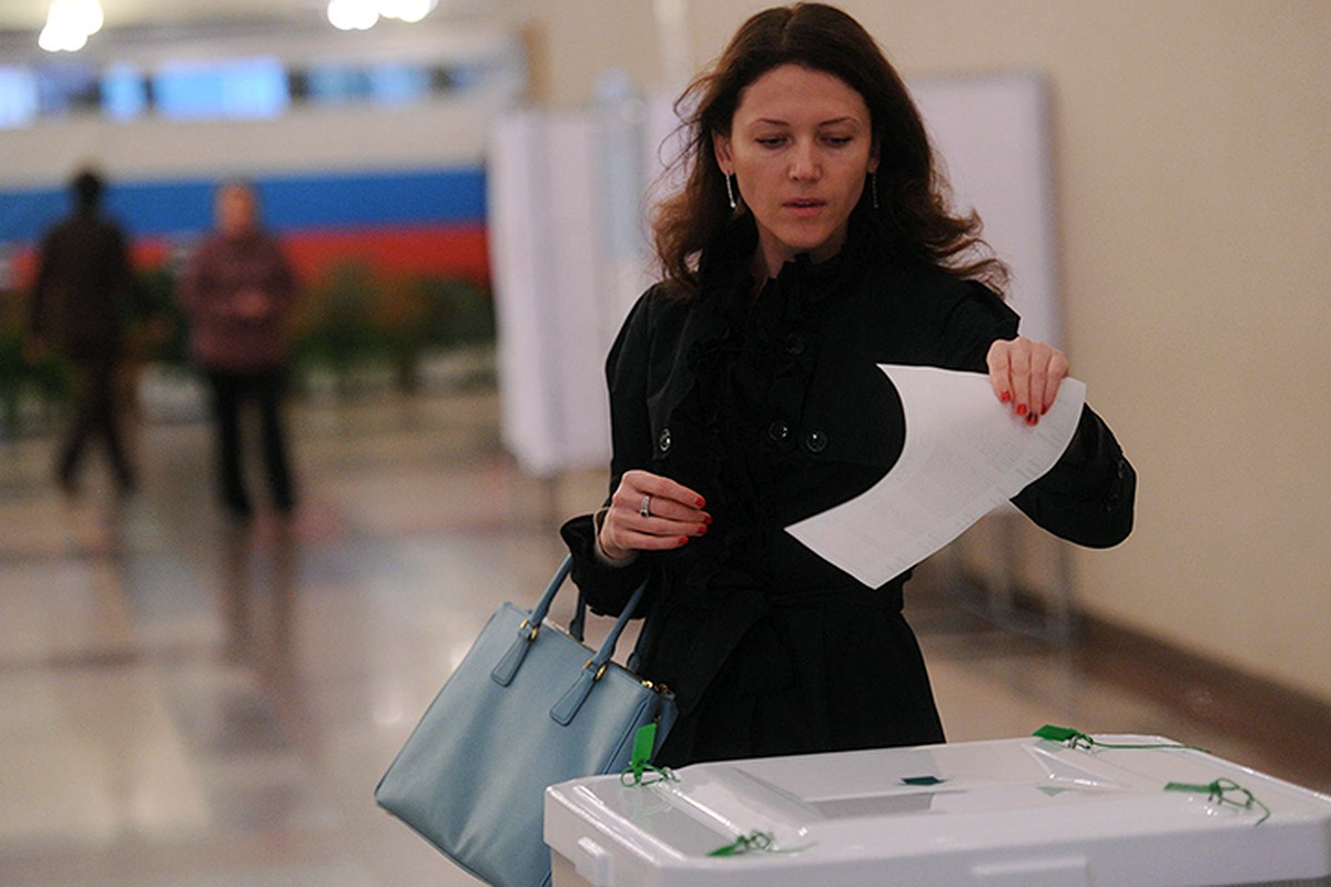Как голосуют на своих. Люди голосуют. Люди голосуют на выборах. Женщина голосует на выборах. Люди голосуют в России.