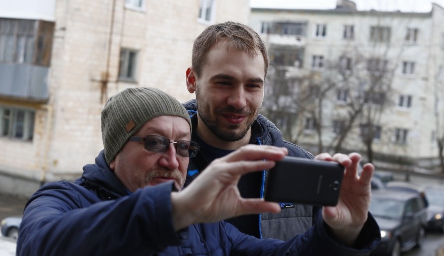 Антон Шипулин во время визита в Нижнюю Туру 1 апреля 2019 года
