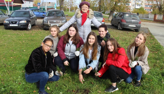 Девятиклассницы Александра Новожилова, Ульяна Острянская, Елизавета Бурылова, Виолетта Крот, Анна Дмитриева, Мария Межина, Карина Масликова и классный руководитель Татьяна Ильинична Ведерникова приняли активное участие в акции 