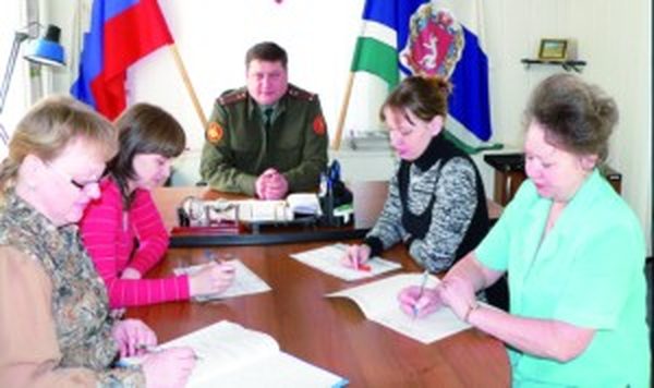 Военный комиссар И. А. Тимощенко проводит совещание.