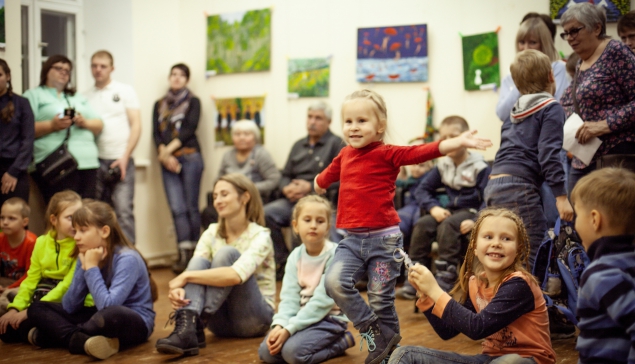 Под звуки музыки дети пускались в пляс. Улыбки и восторженные взгляды детей – значит, вечер удался 