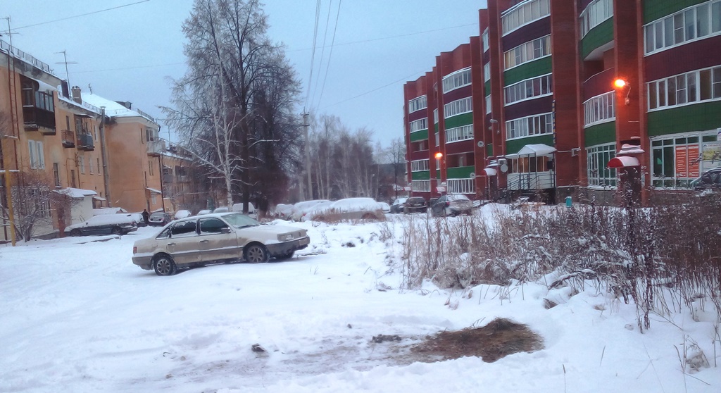 С выпадением снега водителям стоит еще внимательнее относиться к выбору места парковки автомобилей, чтобы не попасть на немалый штраф 