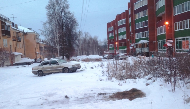 С выпадением снега водителям стоит еще внимательнее относиться к выбору места парковки автомобилей, чтобы не попасть на немалый штраф 