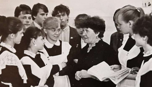 Р. М. Возная со своими учениками. Выпуск 1987 года 