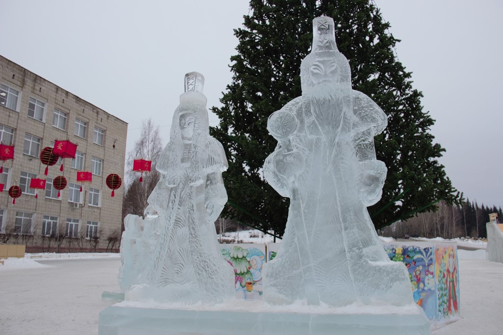 В Нижней Туре построили ледовый городок в китайском стиле