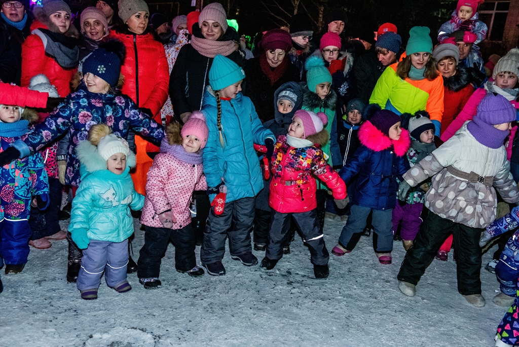 Хотя ледовый городок в этом году в китайском стиле, но хоровод – самый настоящий русский. Вот такое смешение культур!