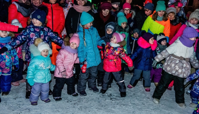 Хотя ледовый городок в этом году в китайском стиле, но хоровод – самый настоящий русский. Вот такое смешение культур!