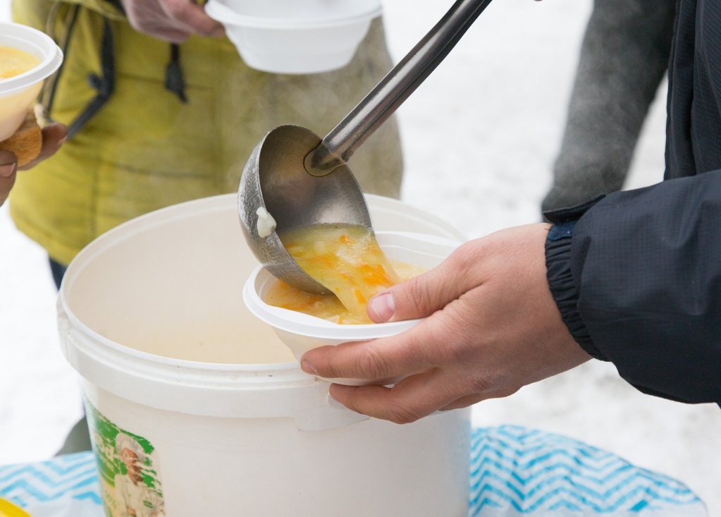 Как «Тарелка добра» спасает от голода бездомных