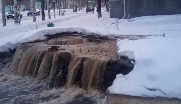 Вот такой водопад образовался возле дома № 13 на улице 40 лет Октября при аварии 