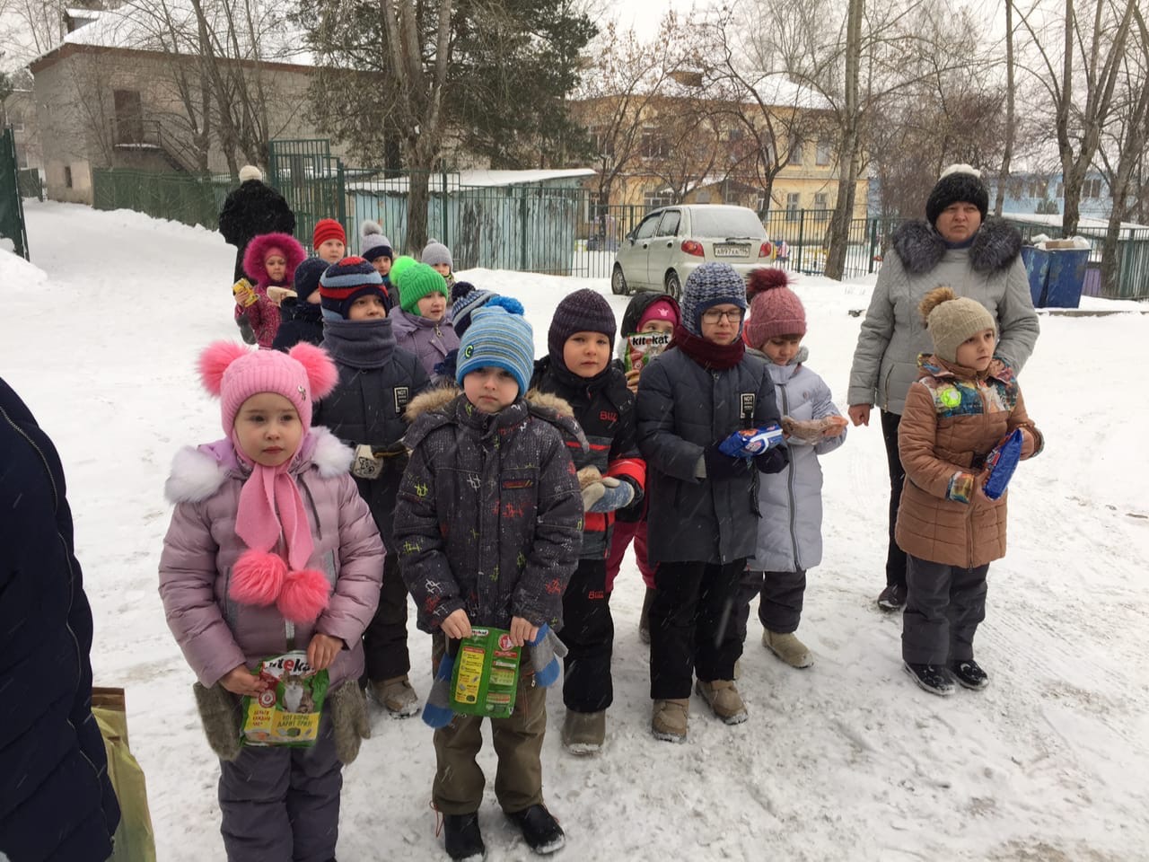 Ребята из детского сада «Чебурашка» не понаслышке знают, что такое сострадание и забота о братьях наших меньших. Вместе с воспитателями и родителями они собрали гостинцы для животных из приюта