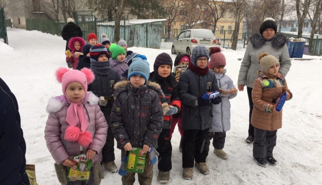 Ребята из детского сада «Чебурашка» не понаслышке знают, что такое сострадание и забота о братьях наших меньших. Вместе с воспитателями и родителями они собрали гостинцы для животных из приюта