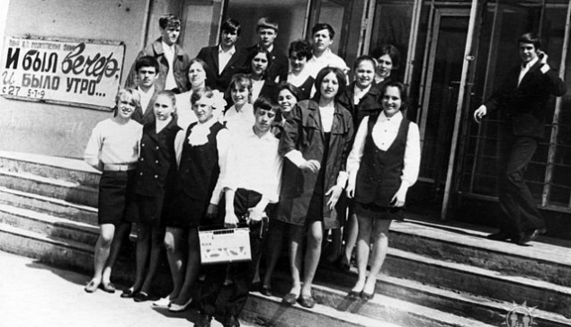 25 мая 1971 год. В этот день в Нижней Туре был последний звонок, и многие выпускники после школьного праздника пошли в кинотеатр  