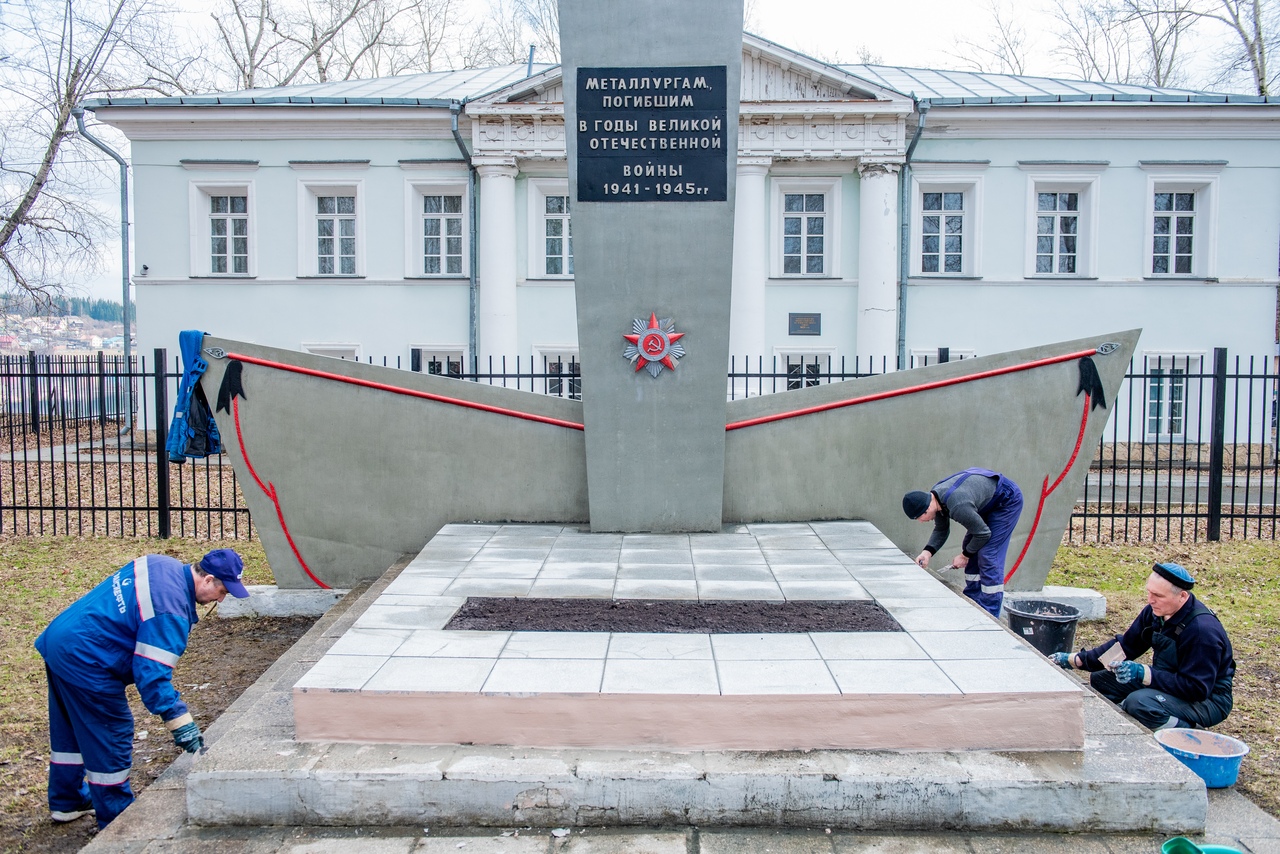 21.04.2020г. Работники НПС «Арбатская» заканчивают приводить в порядок памятник металлургам