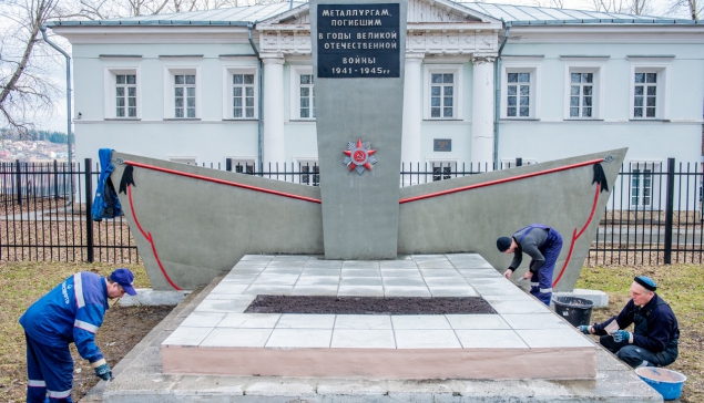 21.04.2020г. Работники НПС «Арбатская» заканчивают приводить в порядок памятник металлургам