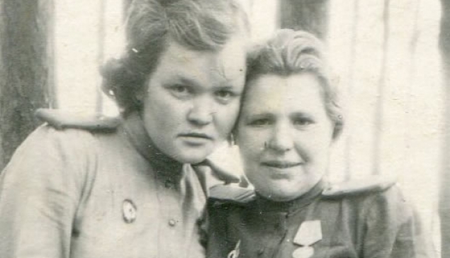 Валентина Афанасьевна Яркова (на фото справа) телефонисткой дошла до Берлина