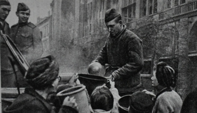 На этом снимке, сделанном в Берлине в апреле 1945 года, Леониду Гапоненко 18 лет, он второй слева 