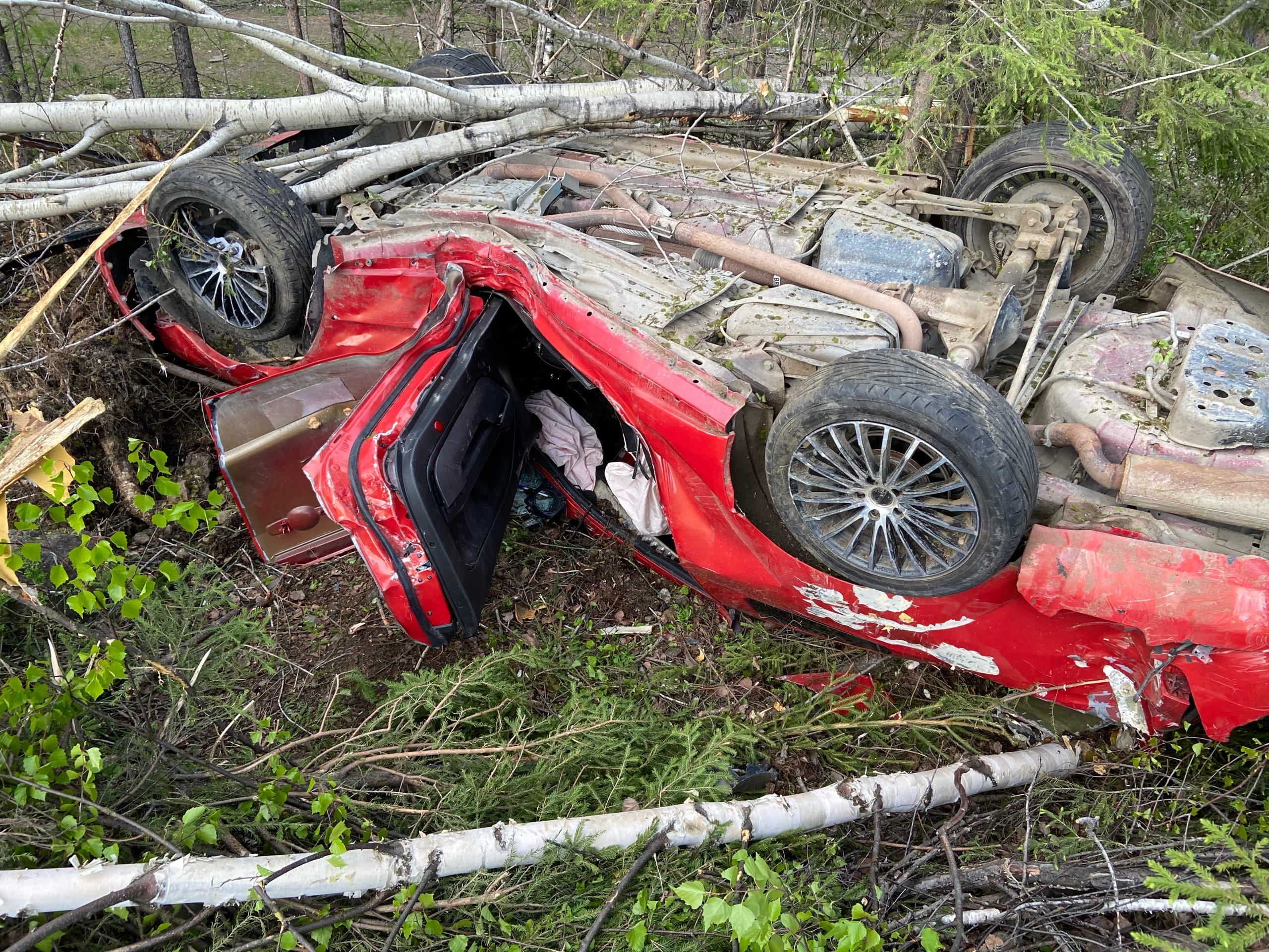 Так выглядел покореженный Форд-Мустанг после ДТП, в котором погиб его водитель и пострадал пассажир
