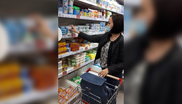 В первой половине апреля на 20% вырос оборот продуктов, которые торговые сети продают под собственными марками. Эти товары традиционно дешевле аналогов других брендов. Такие данные приводят «Известия»