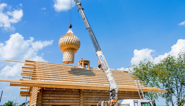 Установка купола на храм в Новой Туре