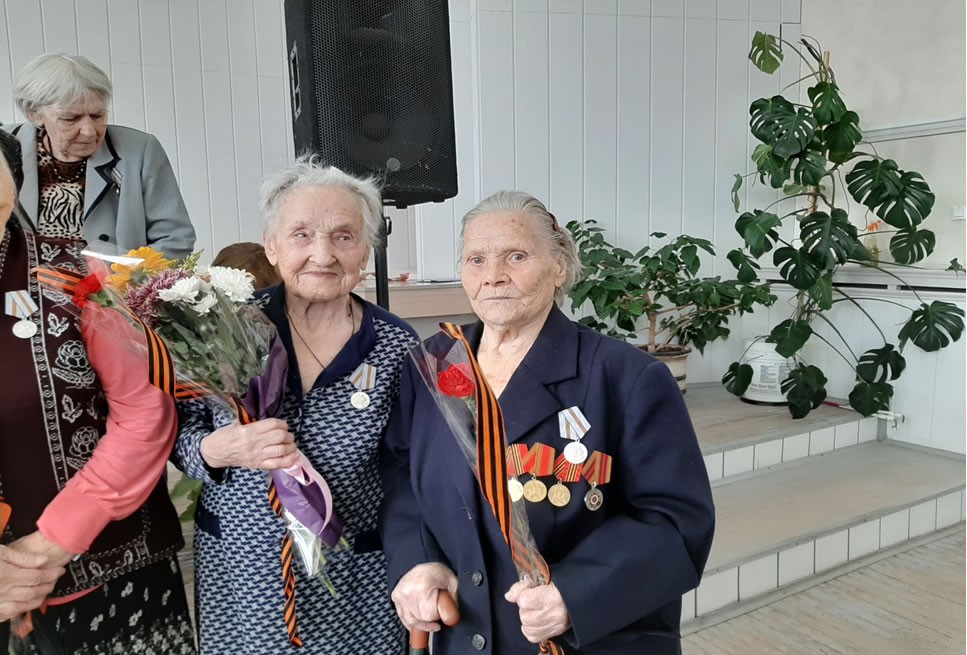 21 февраля 2020 года Александре Ивановне Давыдовой (справа) была вручена памятная медаль в честь 75-летия Победы в Великой Отечественной войне / Фото из архива семьи Назаровых