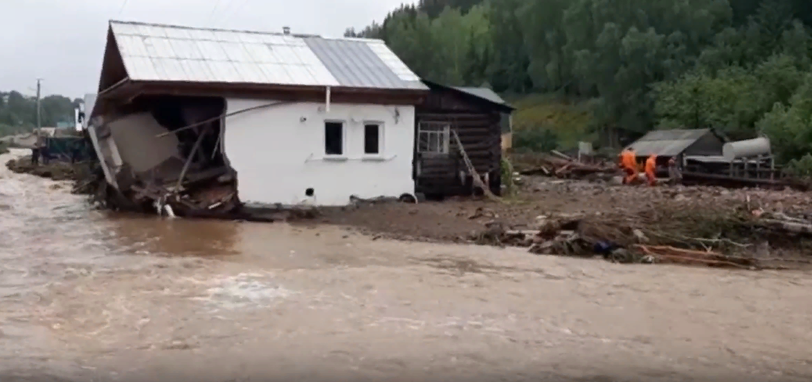 Паводок на урале. Наводнение в нижних Сергах Свердловской области. Наводнение нижние Серги. Нижние Серги наводнение 2020. Потоп нижние Серги 2020.