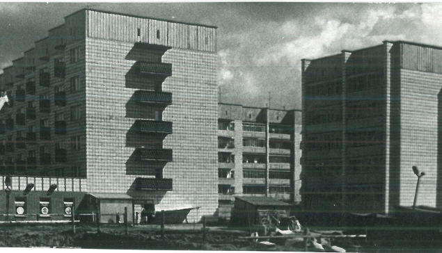 Нынешние многоквартирные дома по улице Гайдара были построены с 1990 по 1997 годы. На фото дома Гайдара, 1 и 3 