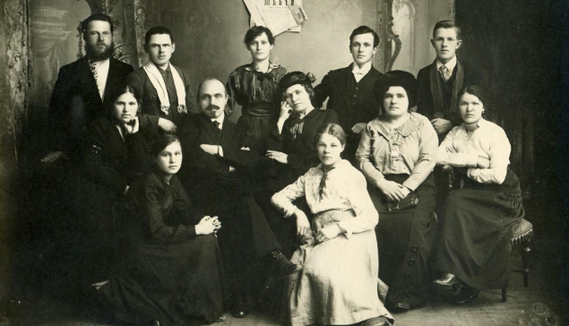 1910 год. Труппа театра Нижнетуринского завода «Кружок разумных развлечений»