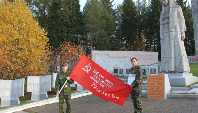 2.10.2020 г. Роман Корякин и Анастасия Малых принесли Знамя Победы к главному мемориалу НТГО сразу после возвращения из Лобвы 