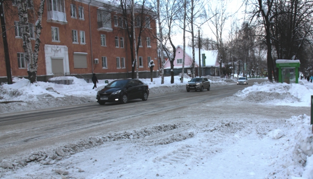 27.01.2021 г. Основной претензией к дорожникам в этом сезоне стало наличие снежных валов на выездах из дворов и у пешеходных переходов, заужение проезжей части из-за несвоевременного вывоза снега. К этому дню снег вывезен с большинства центральных улиц, в том числе и с улицы 40 лет Октября 