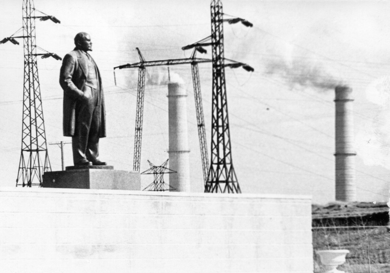 На месте нынешнего здания администрации в 1960 годах стояли памятник Ленину и трибуна для выступлений. А еще раньше здесь был пустырь, на котором летом открывали базар
