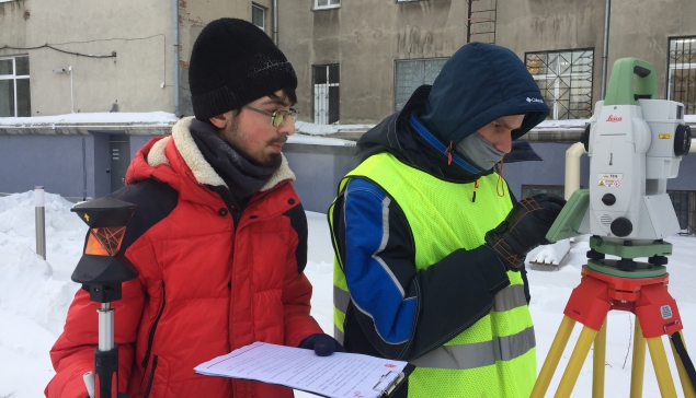 Виктор Балакеримов и Андрей Блинов выполняют конкурсное задание. Ребятам пришлось преодолевать экстремальные погодные условия, но правильная подготовка и мастерство определили их успех 