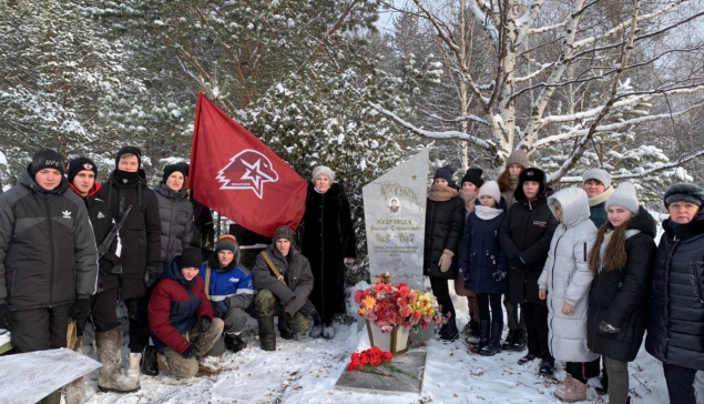 Исовчане почти память Виктора Кудрявцев и всех павших воинов минутой молчания и возложением цветов 