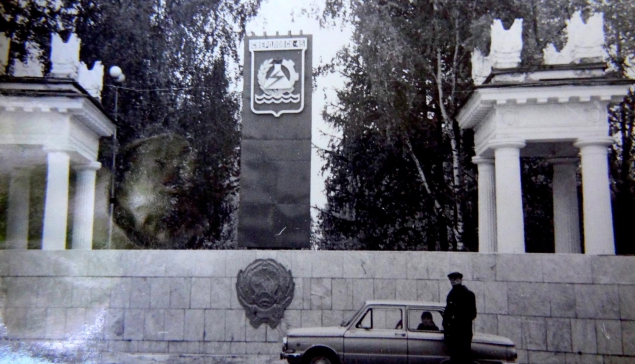 На входе в городской сквер Лесного одно время располагалась трибуна для выступлений и стела с гербом Свердовска-45. Городской сквер заложен в 1950 году. С 1961 года сквер стал носить имя Гагарина 