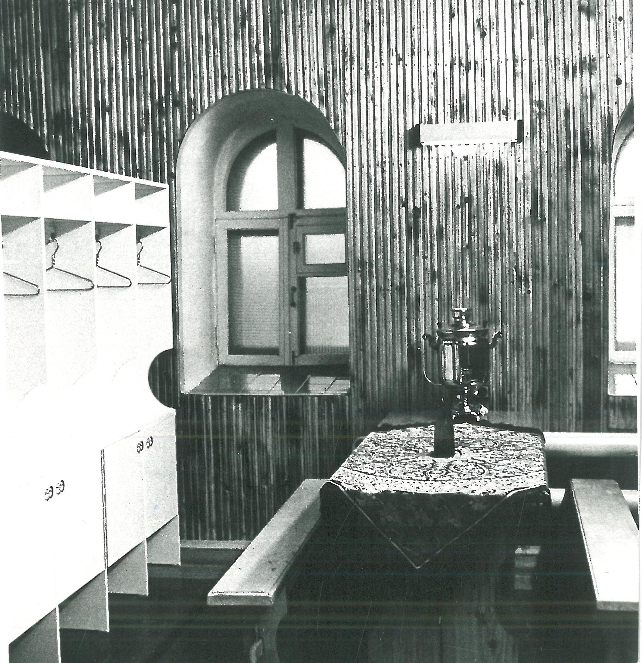 Баня, открытая в конце 1990 года, удовлетворяла любителей и русской парной, и сухой финской сауны. На фото раздевалка и зал отдыха на втором этаже, где располагалась русская баня