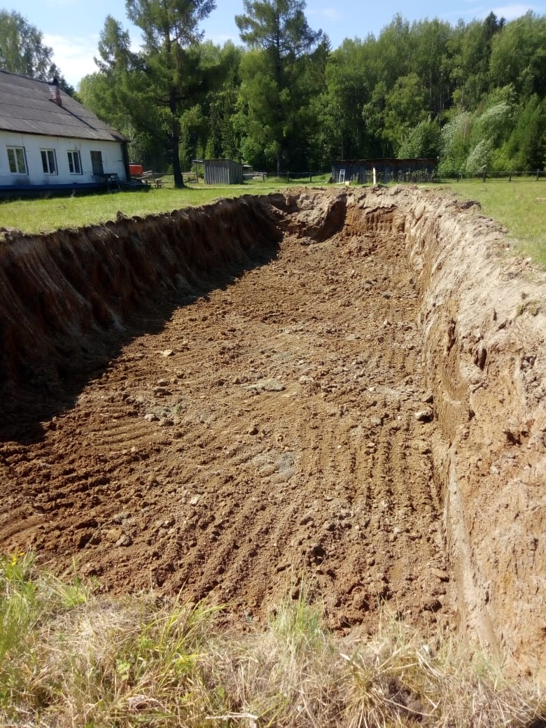 В поселке Платина началась реконструкция школы