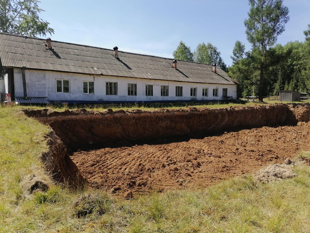 5 июля 2021 года. На месте будущей школы в поселке Платина вырыт котлован. Идут работы по возведению фундамента 