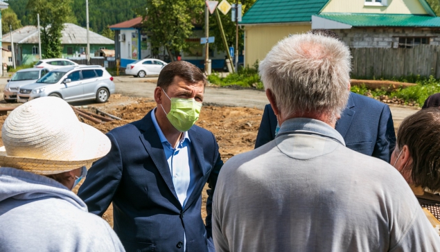 Во время июньского визита в Нижнетуринский округ Евгений Куйвашев не только пообщался с жителями, но и дал мгновенную обратную реакцию по некоторым вопросам. Так, уже через неделю округ посетил министр энергетики и жилищно-коммунального хозяйства области Николай Смирнов 