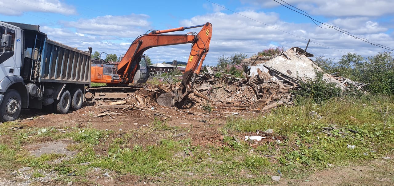 Летом этого года МКУ «Благоустройство поселков» при содействии ЕВРАЗ-холдинга ликвидировало свалки на месте снесенных домов в поселке Ис 